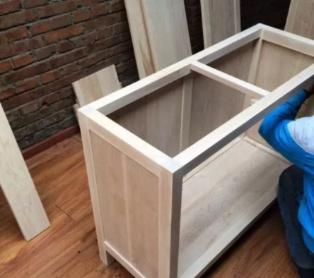 櫥柜臺面材料價格：櫥柜用鋁合金框架還是木質(zhì)框架好？