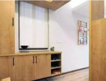 玄關(guān)設(shè)計(jì)效果圖：洗漱臺(tái)玄關(guān)的處理很實(shí)用，原木風(fēng)很舒心