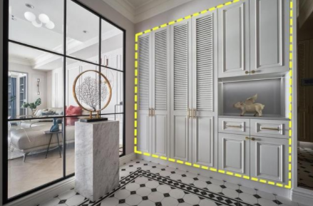 衣帽間裝修設(shè)計(jì)：玄關(guān)中間放吧臺(tái)，配上頂柜后，儲(chǔ)物效果堪比衣帽間