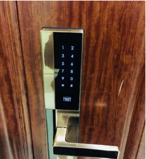 【時(shí)尚家居裝修設(shè)計(jì)】淺談家居裝修，智能鎖與機(jī)械鎖不得不說的爭執(zhí)