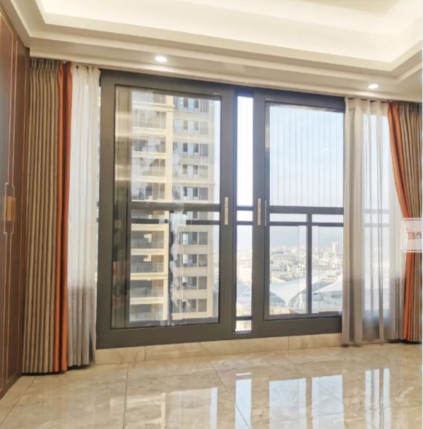 歐式窗簾布藝：客廳與陽(yáng)臺(tái)連在一起，窗簾怎么安裝才好看?