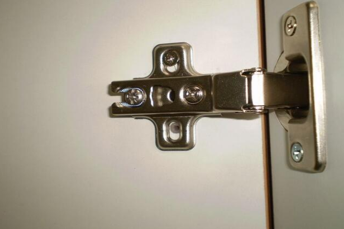 【鉸鏈配件安裝】衣柜鉸鏈安裝的步驟是什么？