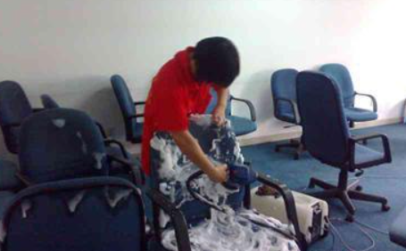 【折疊椅子爆炸】如何深層次的清潔椅子呢？椅子爆炸是什么原因造成的？