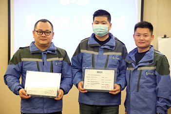 為周總（左），王總（中）頒發(fā)左右手股權(quán)證書