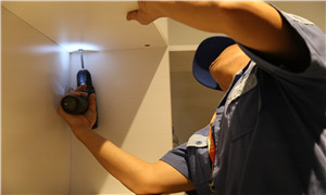 家具安裝工進(jìn)行柜子加固 家具安裝工進(jìn)行柜子加固